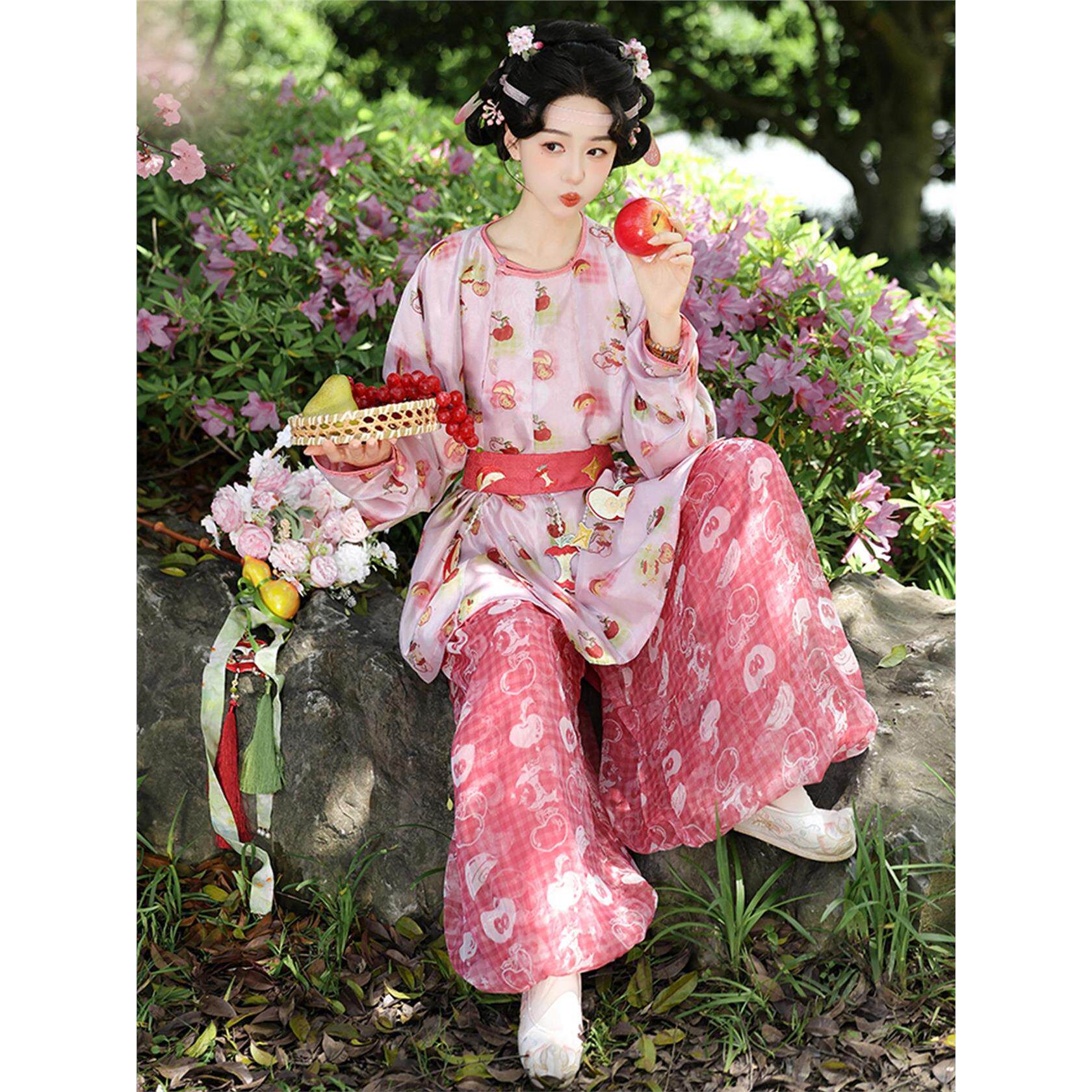 Original Tang Dynasty embroidered short round neck robe