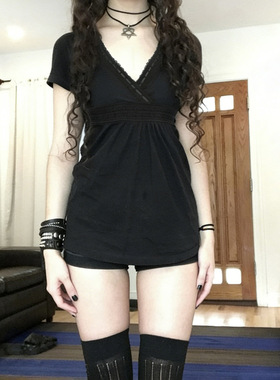Black short-sleeved T-shirt 辣妹风V领娃娃衫上衣黑色短袖T恤女