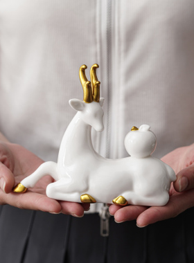 一鹿平安茶宠摆件办公家用车载创意装饰陶瓷客厅桌面一路平安茶玩