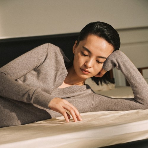 LESS冬季山羊绒针织衫女复古简约V领长袖套头毛衫2MA310250 - 图2