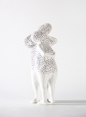 现代简约银白色拥抱小人物陶瓷摆件创意客厅家居卧室儿童房装饰品