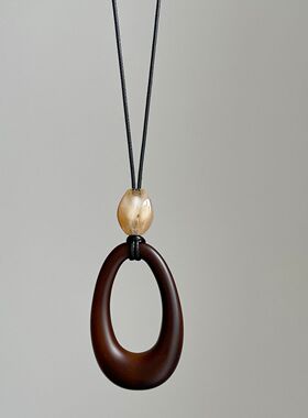 原宿风~黑皮绳镂空椭圆吊坠项链女2025新款小众设计民族风毛衣链