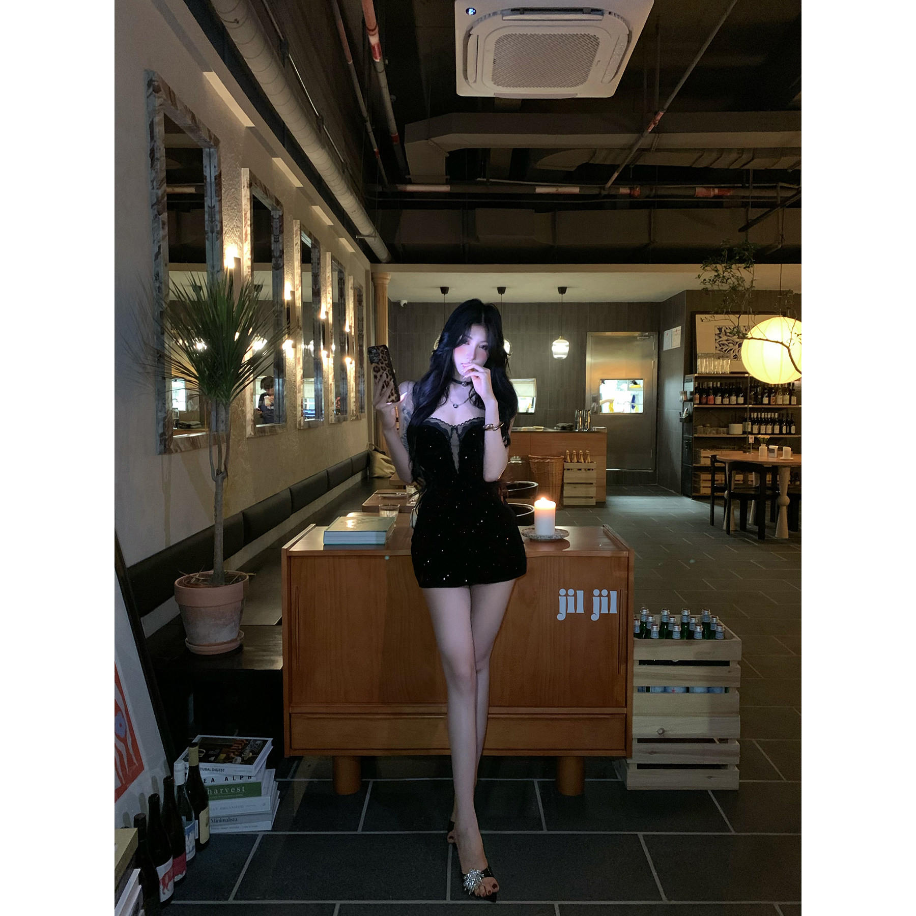 牛了牛了 一字肩丝绒连衣裙女2025冬季法式抹胸包臀裙黑色裙子,淘宝优惠券,粉丝福利购,淘宝优惠卷