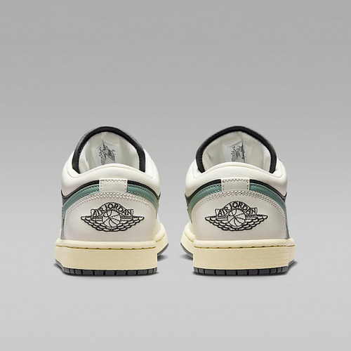 Nike耐克女鞋AIR JORDAN 1低帮运动休闲板鞋aj1篮球鞋DC0774-001 - 图2