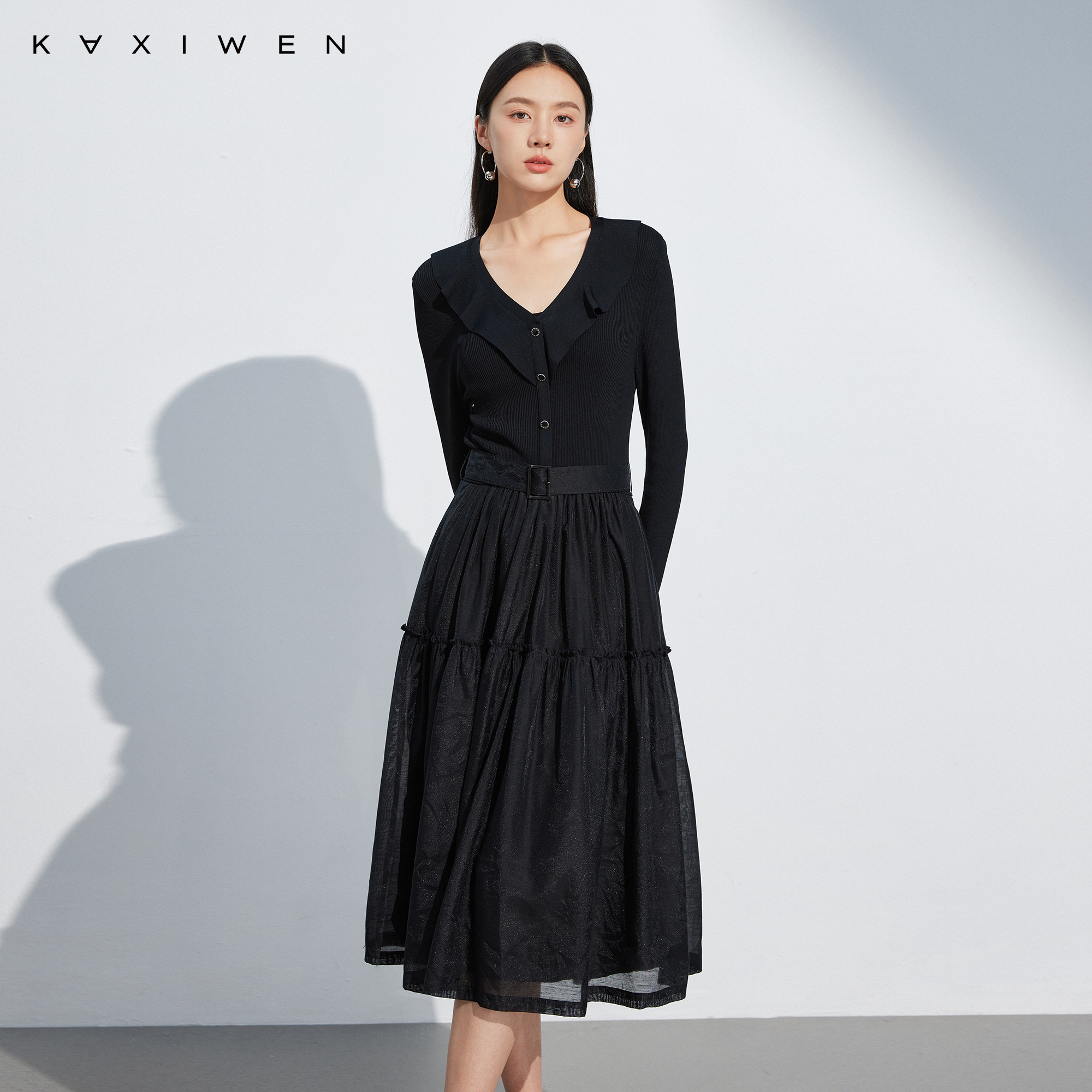 佧茜文气质天丝连衣裙潮流秋季新款黑色V领荷叶边拼接中长裙女 - 图2