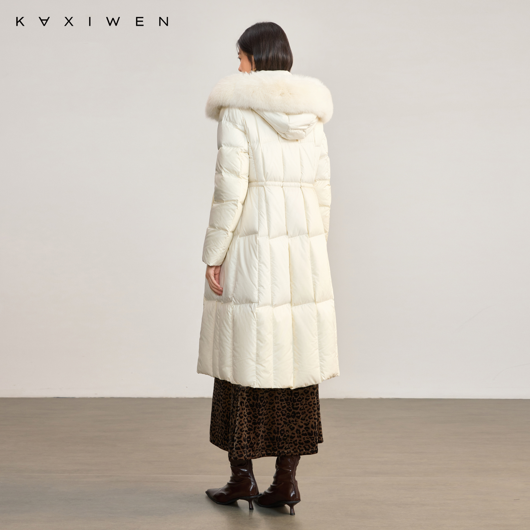 佧茜文优雅毛领羽绒服2025冬季新款时尚法式米色抽绳收腰保暖外套 - 图1