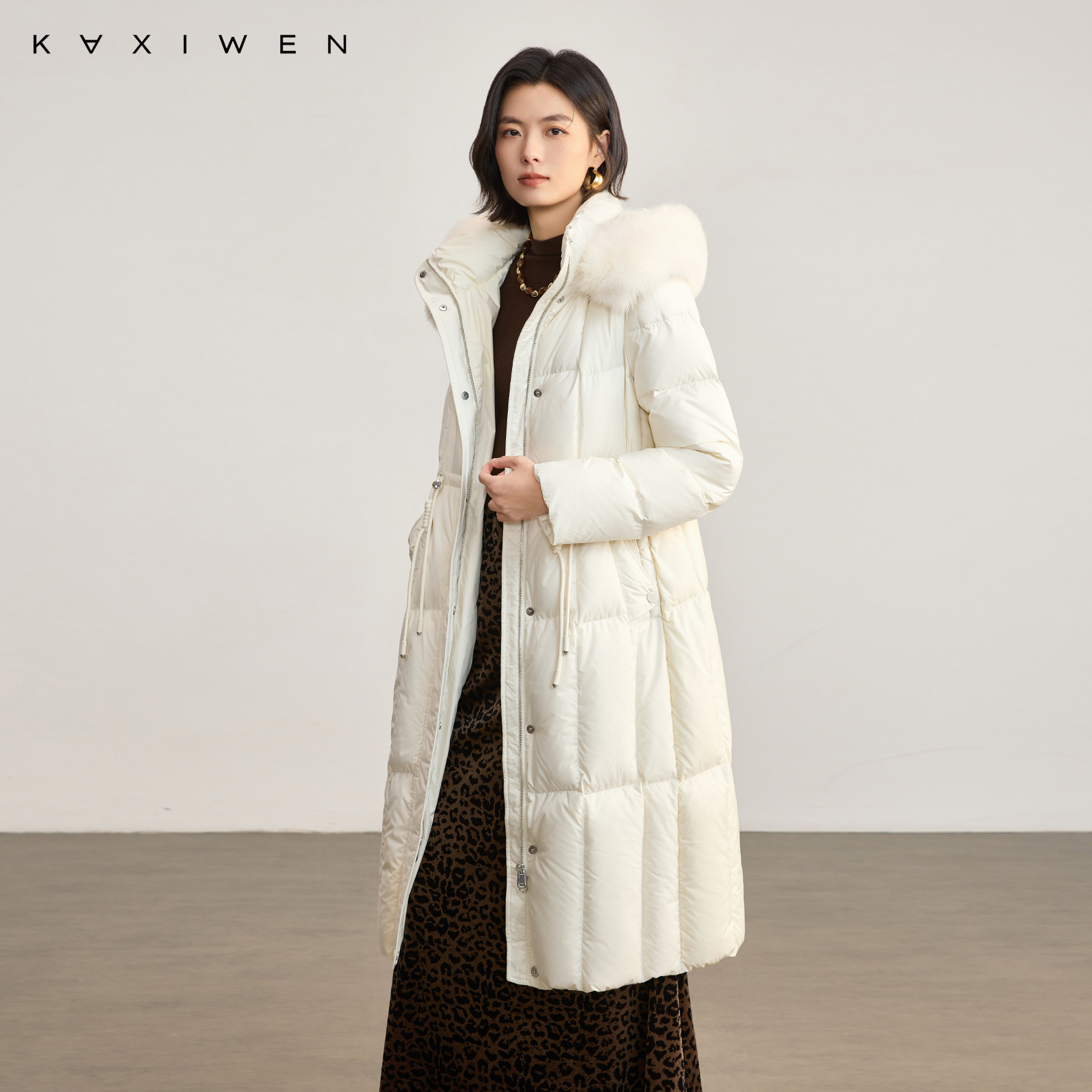 佧茜文优雅毛领羽绒服2025冬季新款时尚法式米色抽绳收腰保暖外套 - 图0