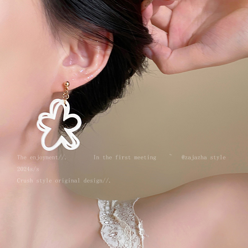 赵露思同款白色花朵耳钉女适合夏天耳环2025新款耳饰海边度假耳坠