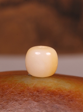 新疆和田玉籽料单珠黄沁老型珠