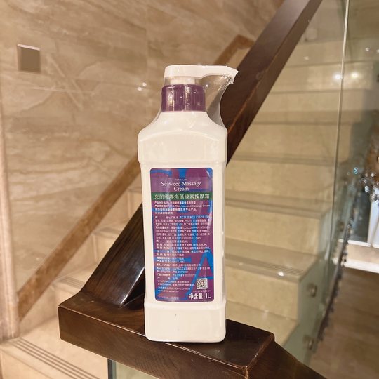 Christina Beauty Salon verwendet Algen-Chlorophyll-Massagecreme für die Gesichtsmassage, um die Maske mit Feuchtigkeit zu versorgen, zu beruhigen und zu reinigen.