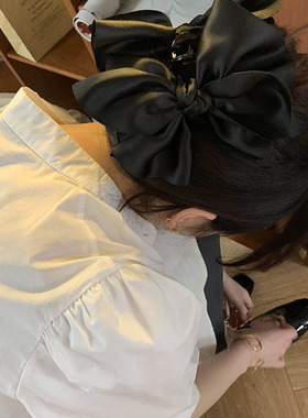 两侧大蝴蝶结抓夹饱满后脑勺黑色缎面发抓半扎发精致盘发鲨鱼夹