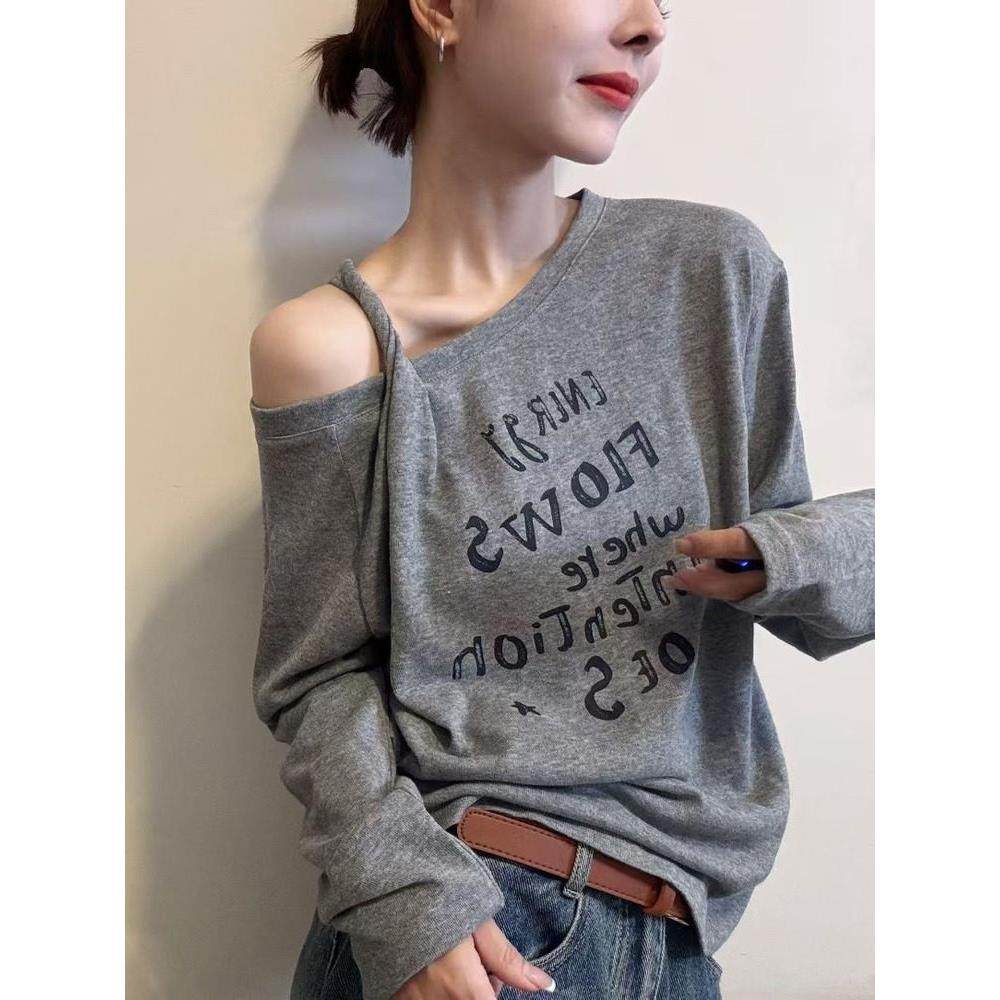 白色斜领露肩字母印花T恤女2025早秋季新款宽松长袖斜领外穿上衣,淘宝优惠券,粉丝福利购,淘宝优惠卷