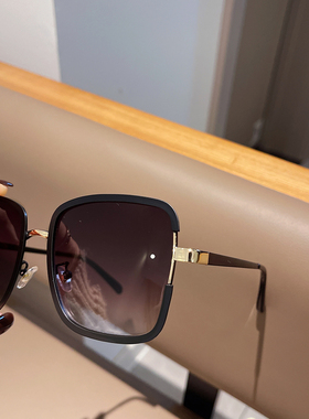 墨镜女冬高级感气质旅行海边街拍