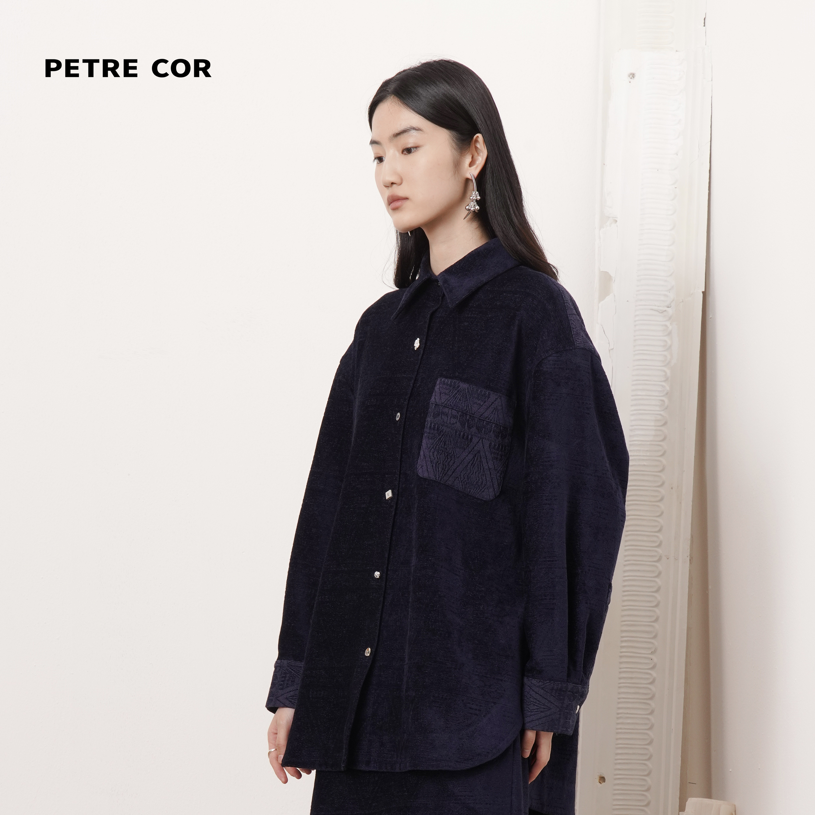 PETRE COR独立设计师官方店23秋冬藏青⽑⼱提花贴袋衬衫 - 图0