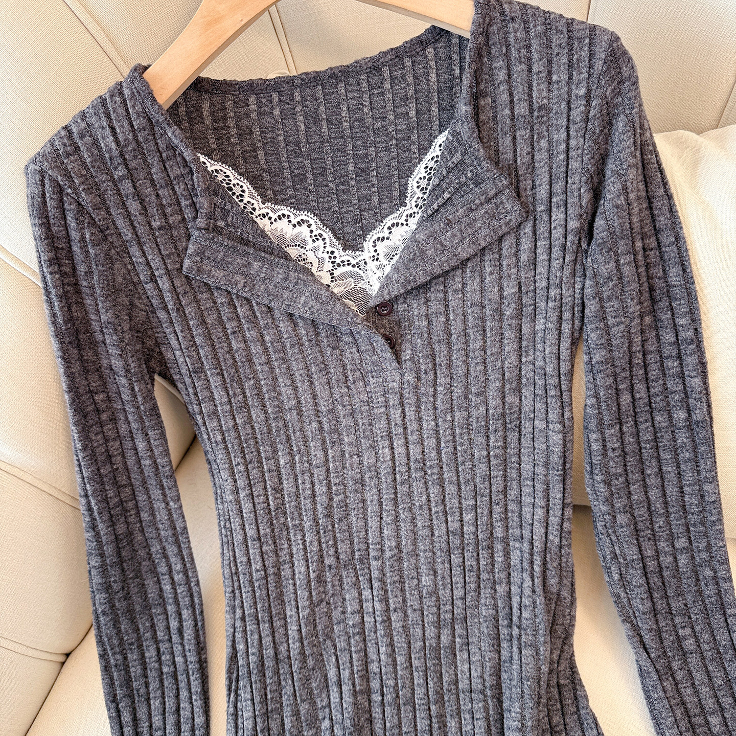 拉夏贝尔轻熟优雅灰色V领针织连衣裙女蕾丝拼接修身显瘦通勤短裙,淘宝优惠券,粉丝福利购,淘宝优惠卷