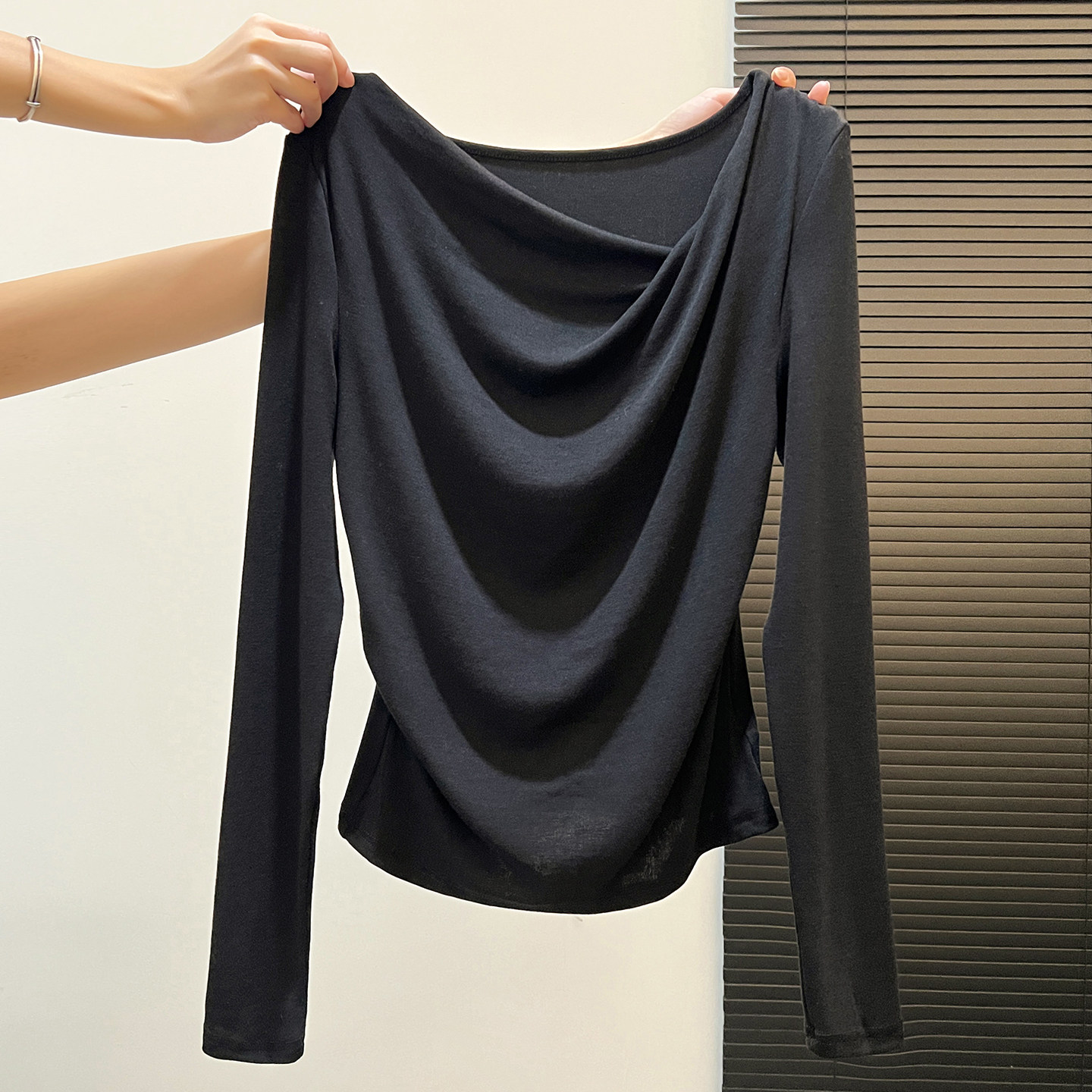 拉夏贝尔黑色斜肩荡领长袖女秋冬2025新款露肩打底衫内搭韩系上衣,淘宝优惠券,粉丝福利购,淘宝优惠卷
