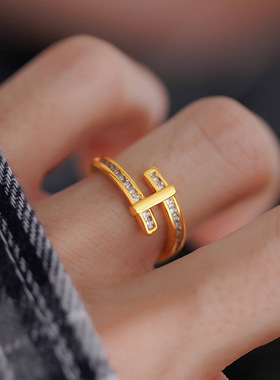 轻奢高级感微镶男女情侣款沙金排钻交叉戒指小众黄金设计感钻戒