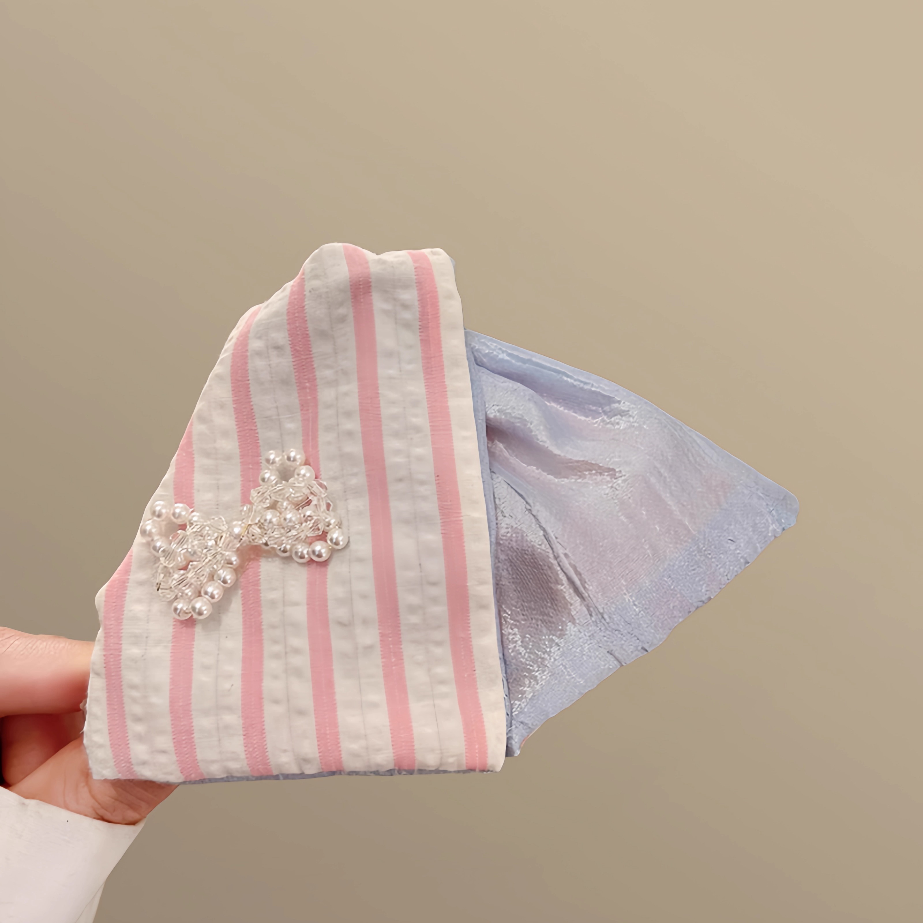 韩系漫粉！三角条纹蝴蝶结抓夹！2025新款少女感后脑勺鲨鱼夹头饰 - 图1