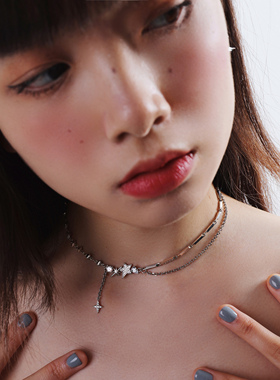 铜镀白金星星锁骨链修饰颈部线条