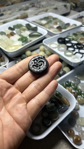 天然和田玉仿古双面墨玉龙牌貔貅吊坠挂件手机坠包挂毛衣链提溜