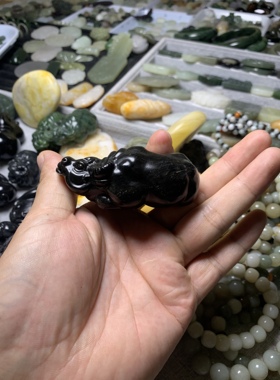 天然和田玉新疆黑糖立体牛手把件小牛