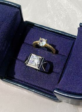 新款高档一克拉金色婚戒一对仿真戒指情侣款对戒婚礼道具送女友