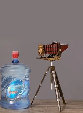 复古怀旧服装店橱窗复古照相机