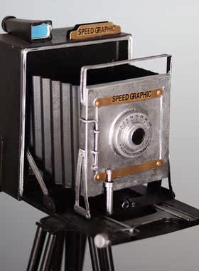 复古怀旧服装店橱窗复古照相机