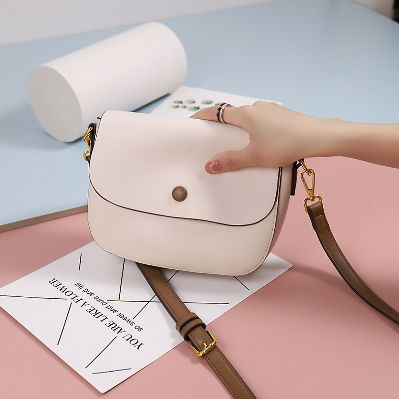 新款2022女夏高级质感小众小斜挎包 步跃伦女士包袋