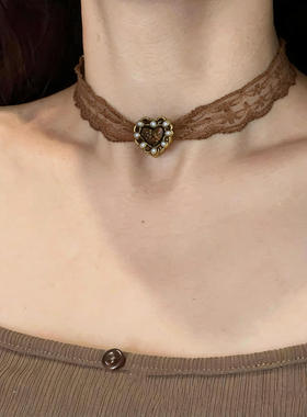 新款项链咖色蕾丝颈链女复古珍珠爱心吊坠性感锁骨链日常百搭项圈