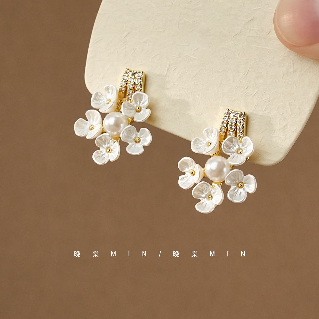晚棠MIN《一枝梨花》清新甜美白色珍珠超仙温柔贝壳花朵耳钉A821 - 图1