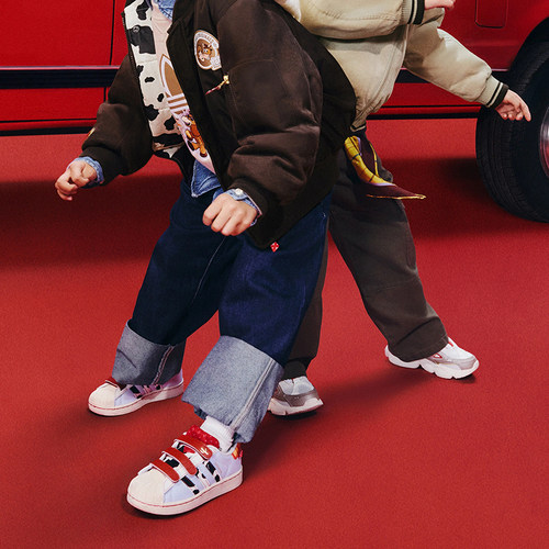 阿迪达斯儿童鞋男女小童迪士尼联名26新年款贝壳头运动板鞋KK4471 - 图3