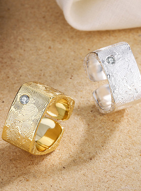 金属质感不规则方形金色镶钻戒指