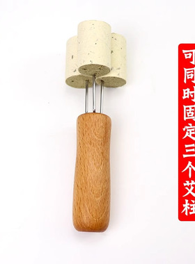 手拿三叉针锥子艾灸器具