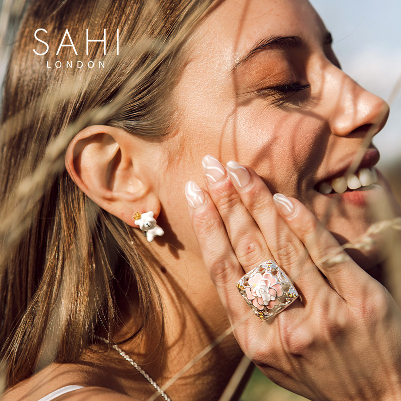 Bear ring SAHI has a square and sweet design