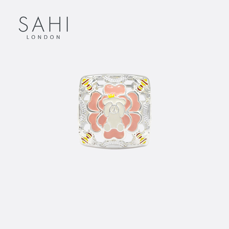 Bear ring SAHI has a square and sweet design