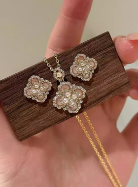 名媛风珍珠四叶花吊坠项链高级感