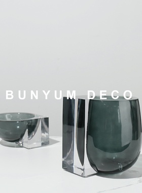 简约玻璃花瓶样板房间