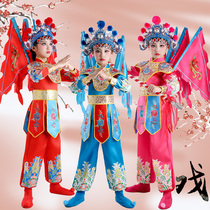 Childrens Peking Opera performance to be served with a small lotus flower Mu Gui Ying hangs up with a florist costume and a florist Mulan knife Matan plays out the suit