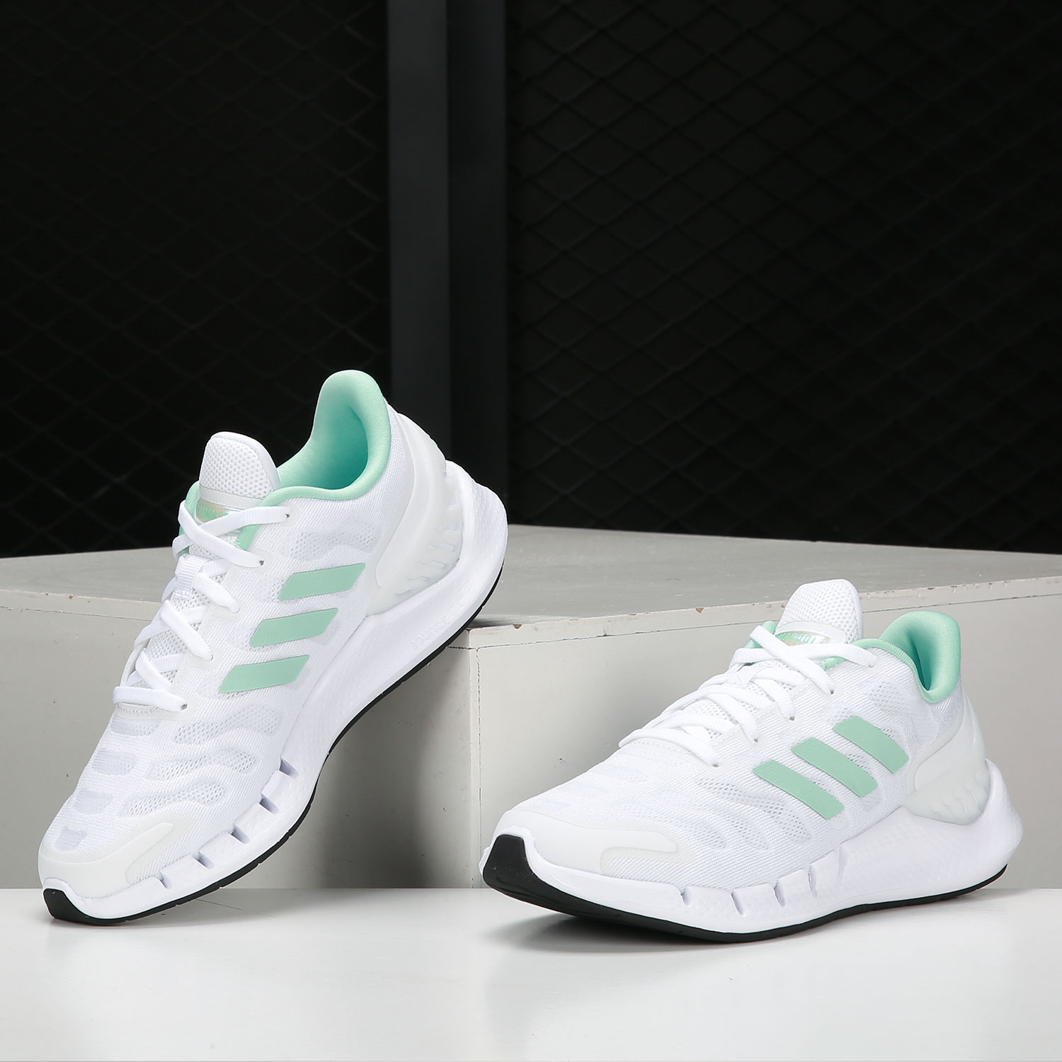 Adidas/阿迪达斯正品当季新款女子低帮轻便透气休闲跑步鞋 FX7357 - 图0