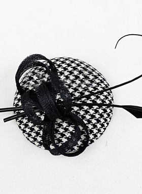 现代样板间女士卧室梳妆台香水口红装饰品组合搭配家居全屋定制