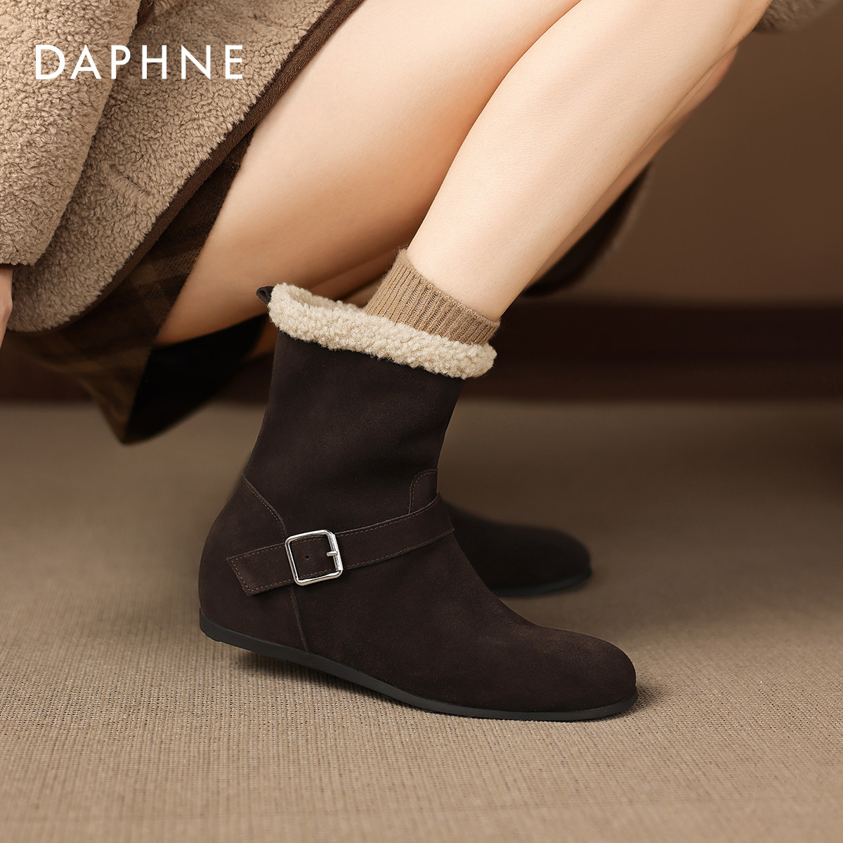 达芙妮平底雪地靴女款冬季2026新款加绒勃肯短靴加厚保暖毛毛棉靴,淘宝优惠券,粉丝福利购,淘宝优惠卷