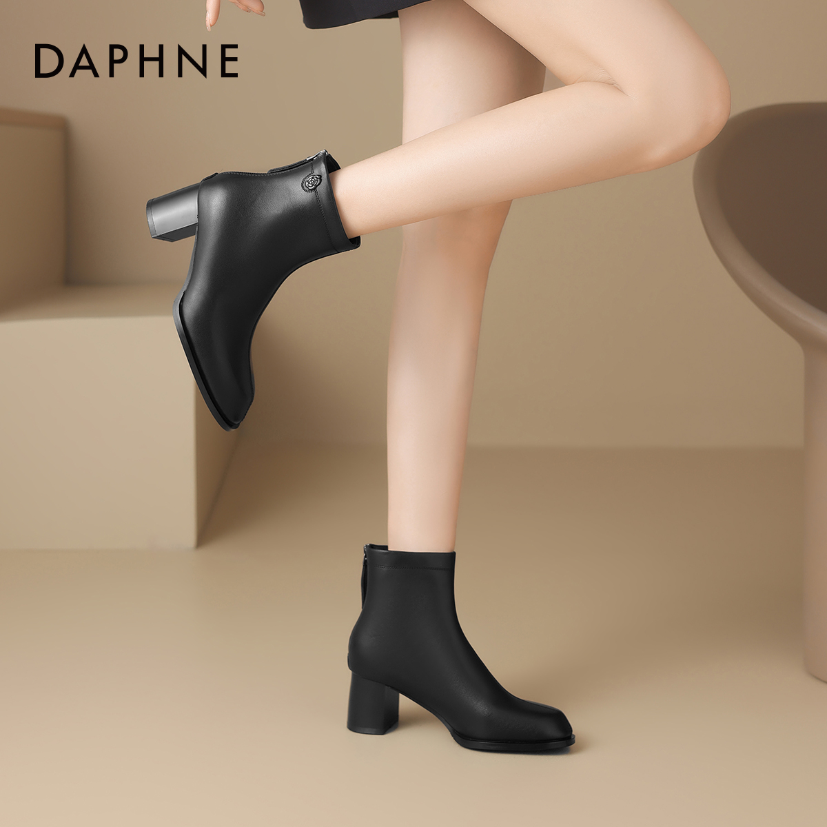 达芙妮新款小短靴2025秋冬季女靴子马丁皮靴黑色骑士女款瘦瘦粗跟