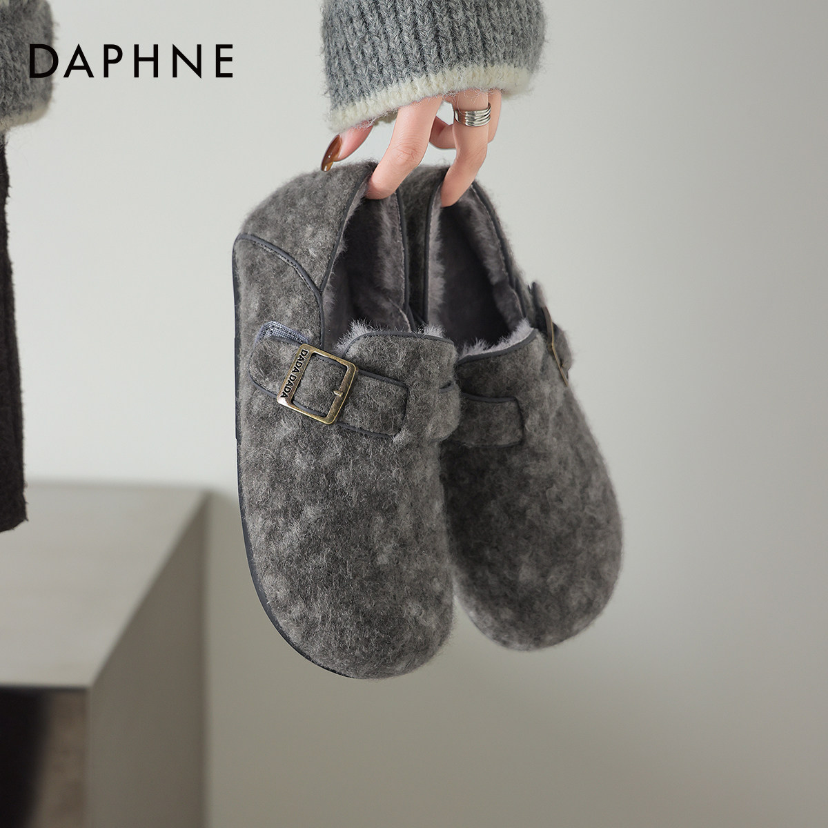 达芙妮灰色加绒勃肯鞋女2025新款冬季保暖毛毛棉鞋平底一脚蹬女鞋,淘宝优惠券,粉丝福利购,淘宝优惠卷