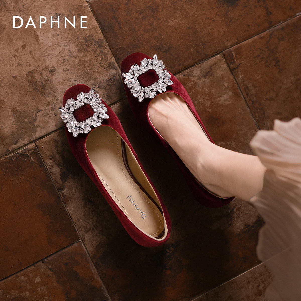 达芙妮圆头水钻浅口单鞋女2026新款法式平底不累脚晚晚风红色婚鞋,淘宝优惠券,粉丝福利购,淘宝优惠卷