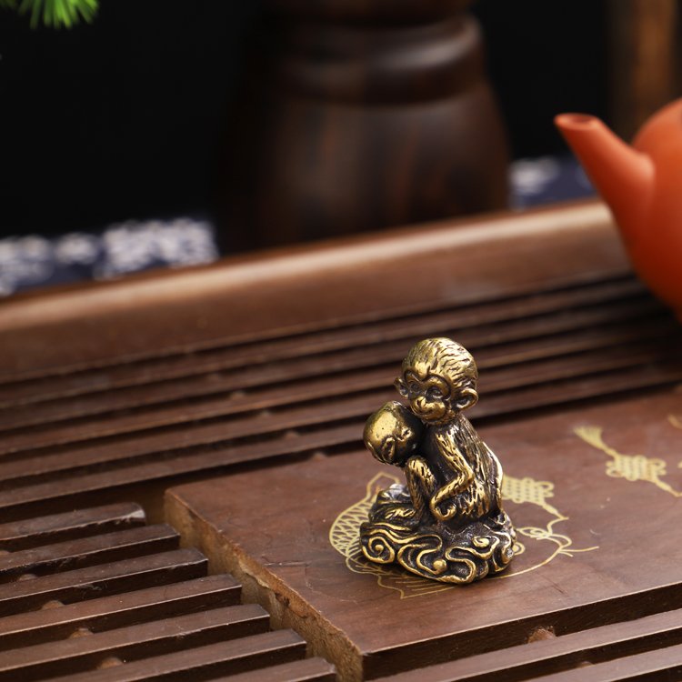 实心纯铜猴子献桃铜猴抱寿桃桌面摆件做旧黄铜茶宠微雕仿生铜饰品 - 图2