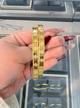 周奢生黄金包银镭射四叶草手镯