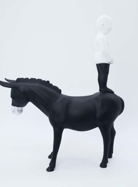 现代简约骑马人摆件样板房酒店办公室雕塑摆设北欧牧马人