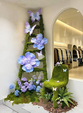 服装店橱窗苔藓仿真花梯子摆件