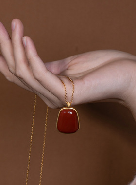 天然磨砂镶嵌满色满肉南红吊坠